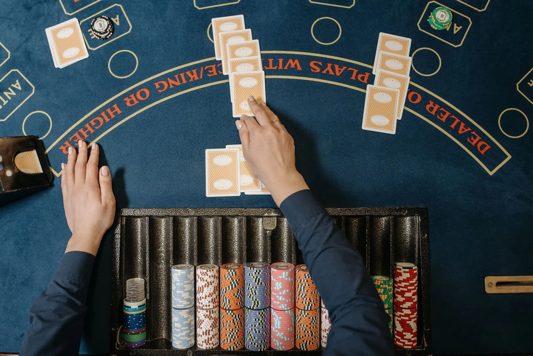 Forskellen på liveborde og automatiske spil ved blackjack