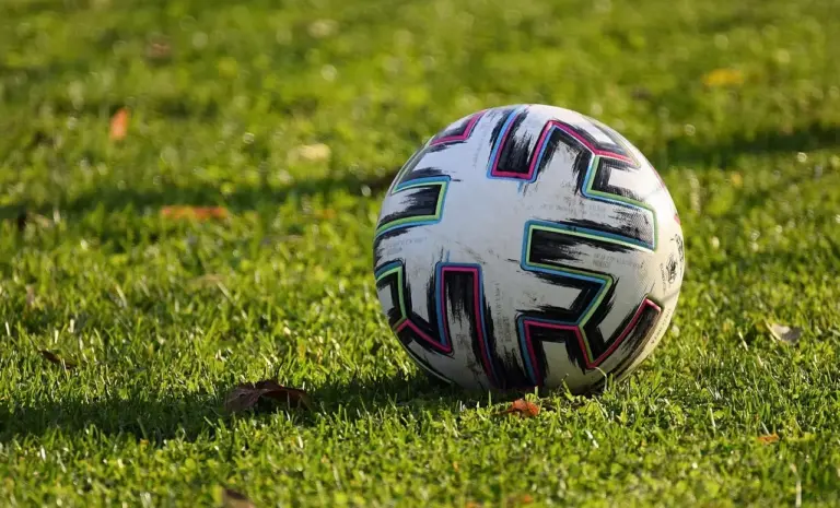 Runde 17 i Super League 1: Jović i firtal, klare udesejre og sene dramaer