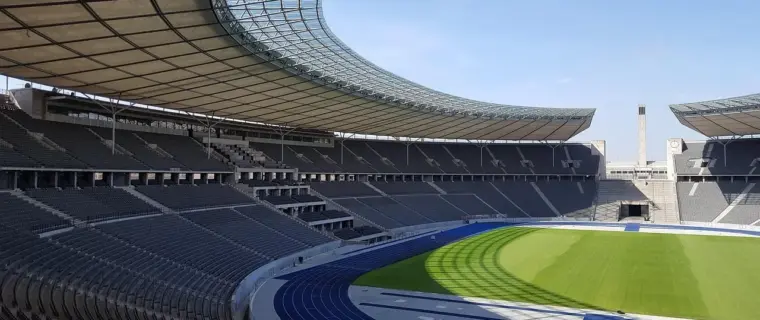 Sådan kommer du til OAKA med metro og sporvogn