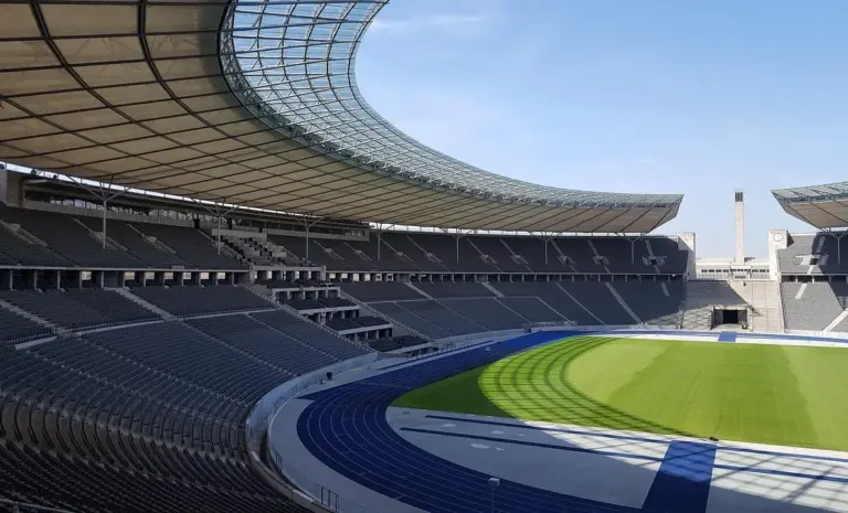 Sådan kommer du til OAKA med metro og sporvogn