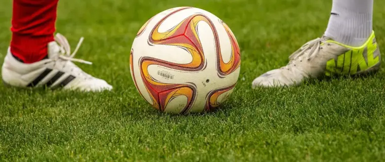 Smalle sejre, sene stikpiller og straffesparkspræcision: Rundt om Super League 1 25/26 – runde 18