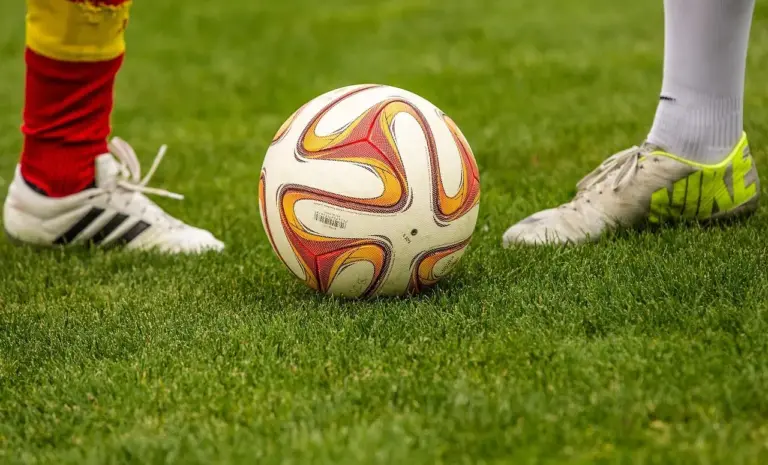 Smalle sejre, sene stikpiller og straffesparkspræcision: Rundt om Super League 1 25/26 – runde 18