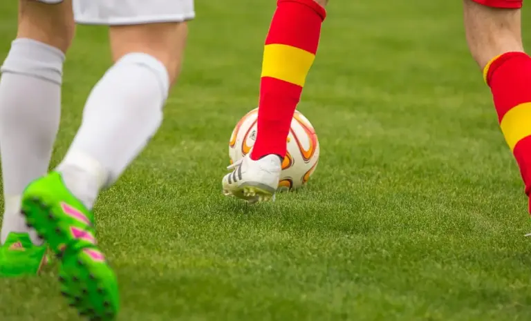 Super League 1 runde 20: Smalle sejre, sikre udesejre og et målløst rivalopgør i en tæt pakket weekend