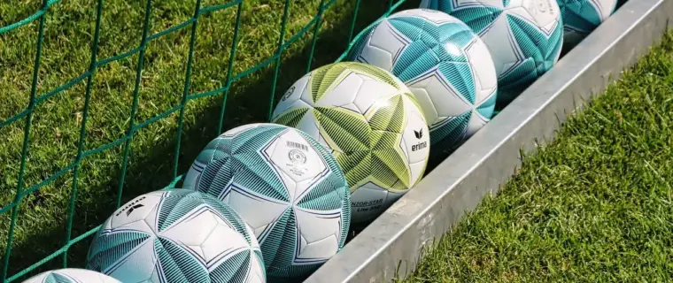 Super League 2: Tætte dueller, sene scoringer og solide hjemmesejre i runde 15