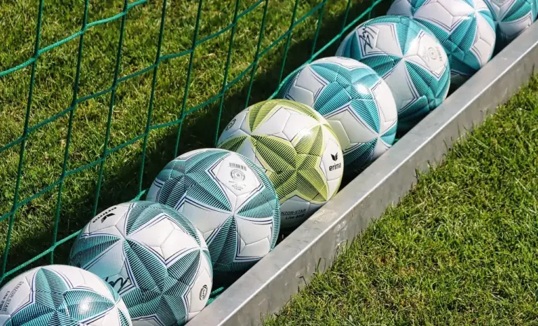 Super League 2: Tætte dueller, sene scoringer og solide hjemmesejre i runde 15